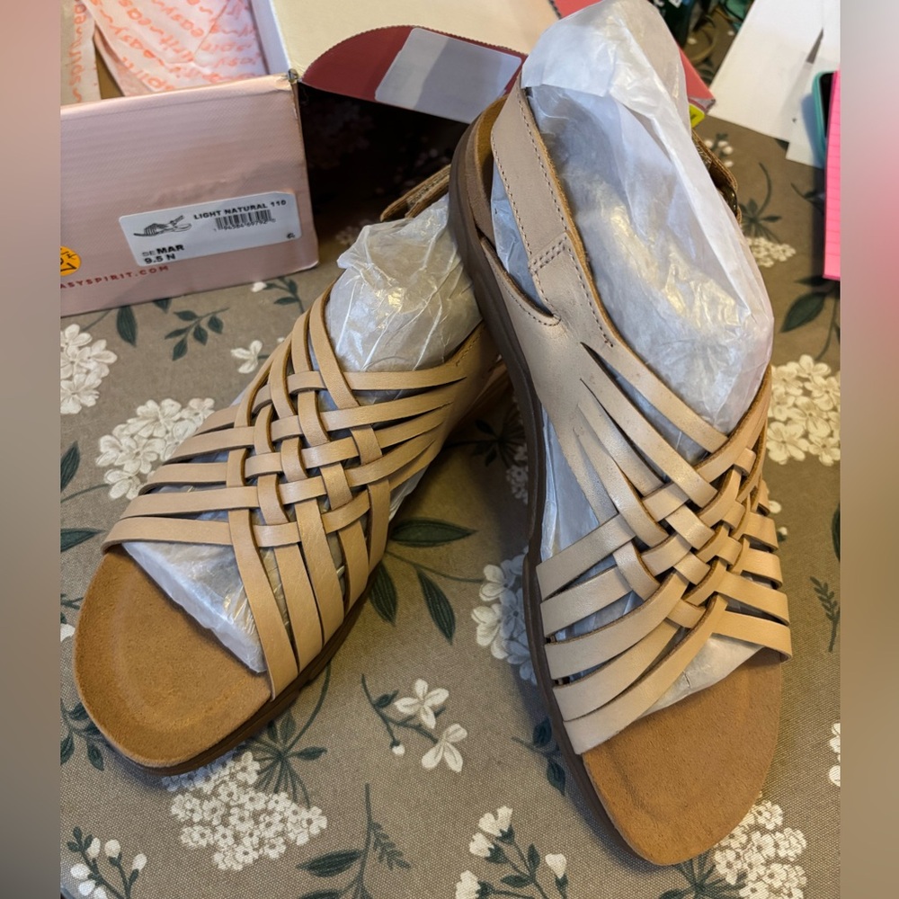 Easy Spirit Mar Lt Natural Leather Strap sandals. Size 9.5 Narrow. NIB